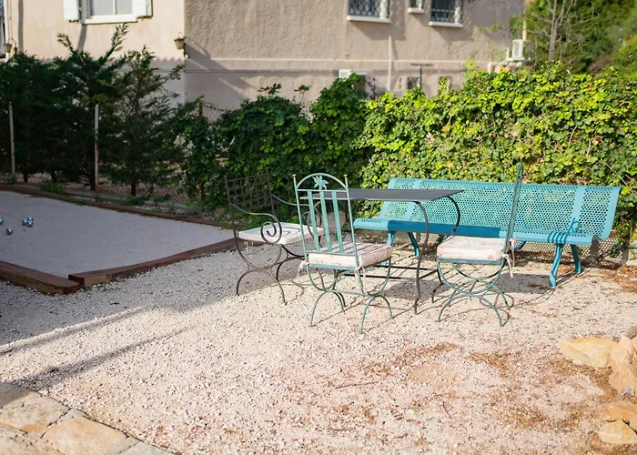 בית נופש With Pool Near The In